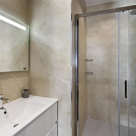 Ref 1208 - - 5mins To Palais Des Festivals *